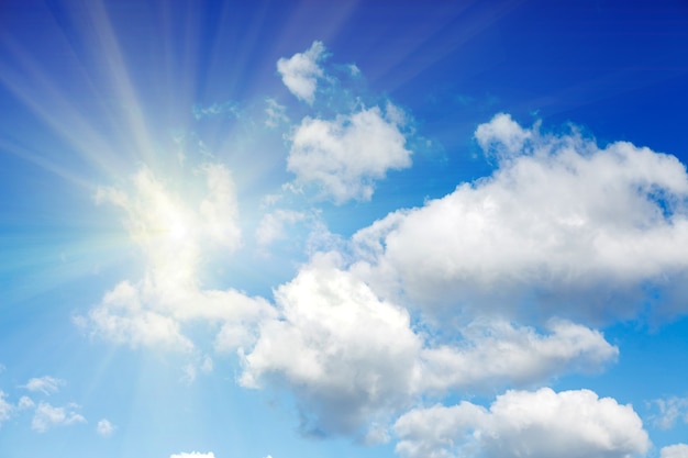 Cielo azul con nubes y luz solar brillante. Foto de alta calidad