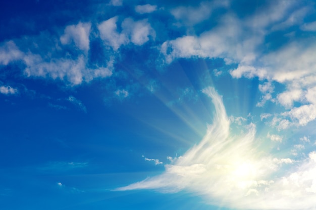 Cielo azul con nubes y luz solar brillante. Foto de alta calidad