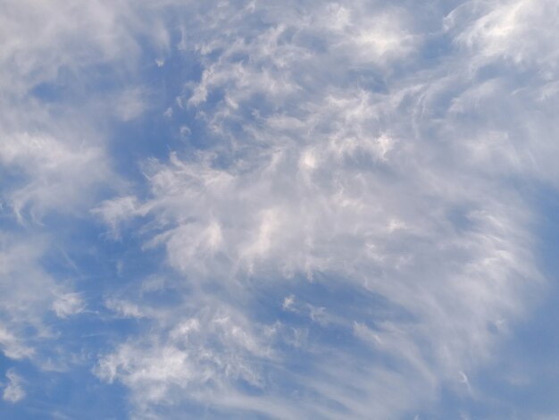 Cielo azul con nubes y luz solar.