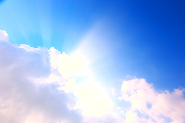 Cielo azul con nubes y luz solar