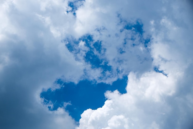 cielo azul y nubes por la mañana, fondo del cielo