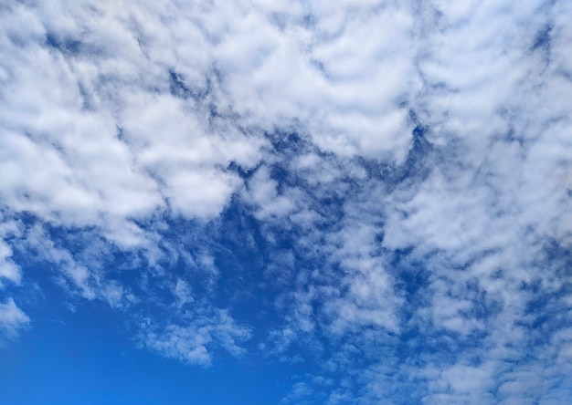 Cielo azul con nubes por la mañana.