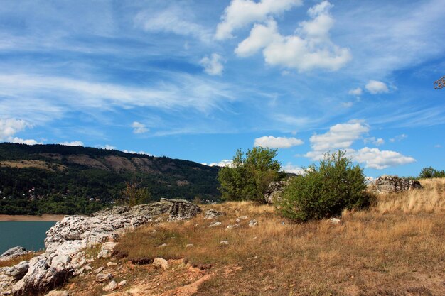 Un cielo azul con nubes y montañas en el parque nacional de Mavrovo en Macedonia del Norte