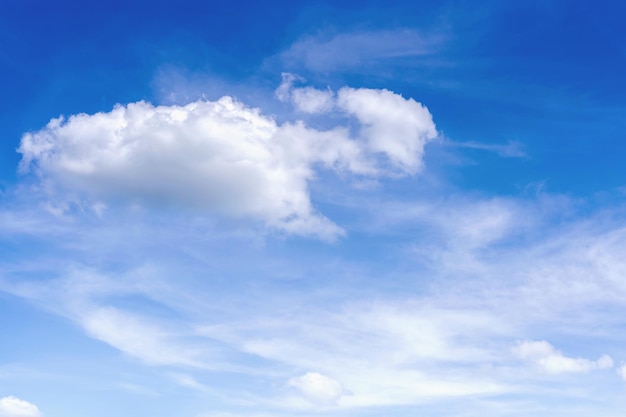 Cielo azul con nubes Muchos hermosos blancos