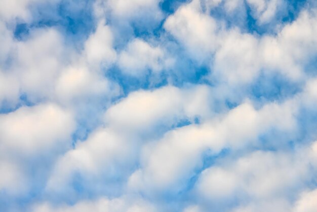 El cielo azul y las nubes mullidas blancas