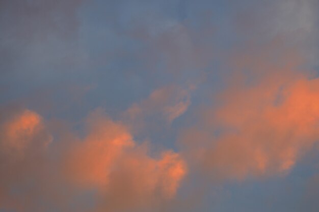 Cielo azul con nubes naranjas. marco horizontal. Foto de alta calidad