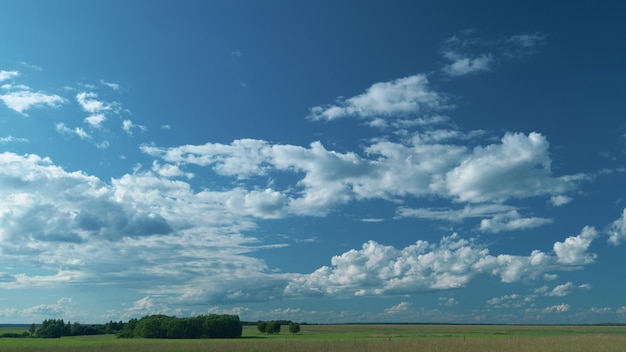 Cielo azul y nubes naturaleza salvaje y campo rural cielo azul con nubes en movimiento