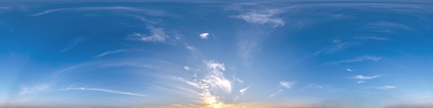 El cielo azul con nubes nocturnas como panorama hdri 360 transparente con cenit en proyección equirectangular esférica puede usarse para el reemplazo de la cúpula del cielo en gráficos 3d o desarrollo de juegos y editar tomas de drones