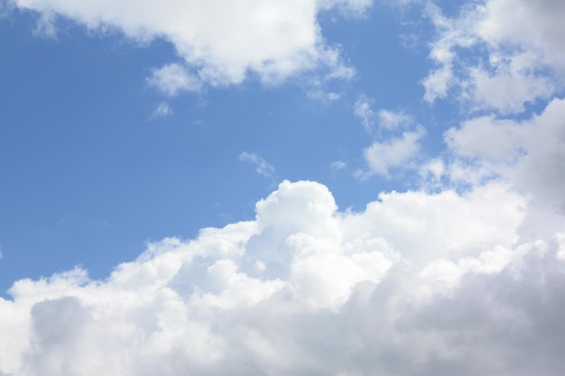 Un cielo azul con nubes y una nube blanca.