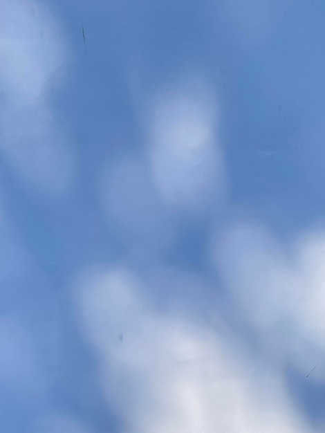 Foto un cielo azul con nubes y una nube blanca.