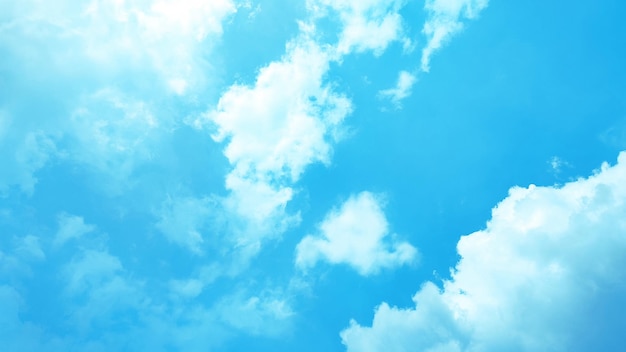 Un cielo azul con nubes y una nube blanca.