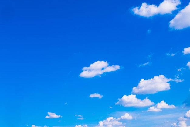 Un cielo azul con nubes y una nube blanca.