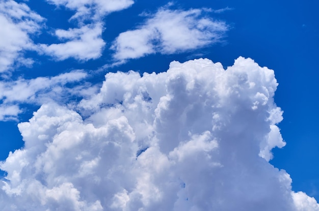 Un cielo azul con nubes y una nube blanca.