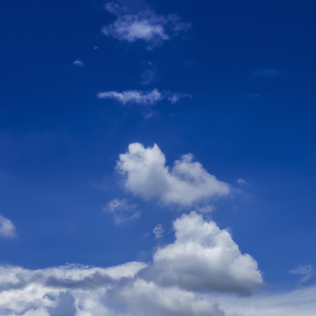 Un cielo azul con nubes y una nube blanca.