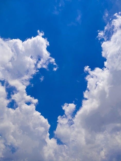 Un cielo azul con nubes y una nube blanca.