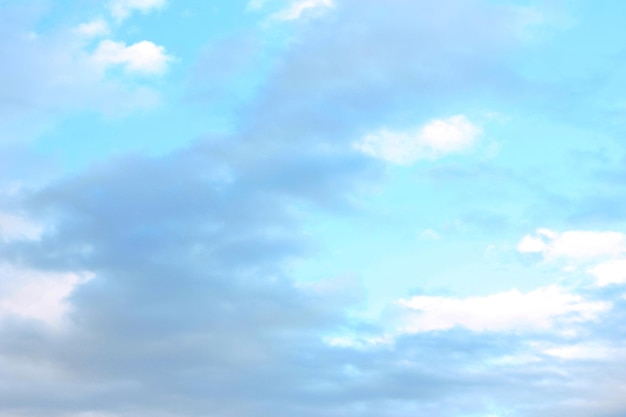 Un cielo azul con nubes y una nube blanca.