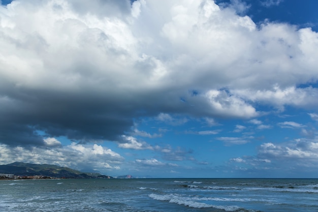 Cielo azul con nubes y nubes de lluvia antes de que venga la tormenta. Antes de que venga la tormenta