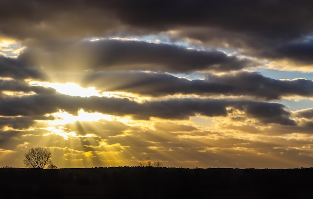 Cielo azul y nubes oscuras con luz solar.