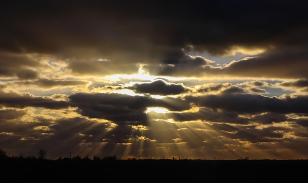 Cielo azul y nubes oscuras con luz solar