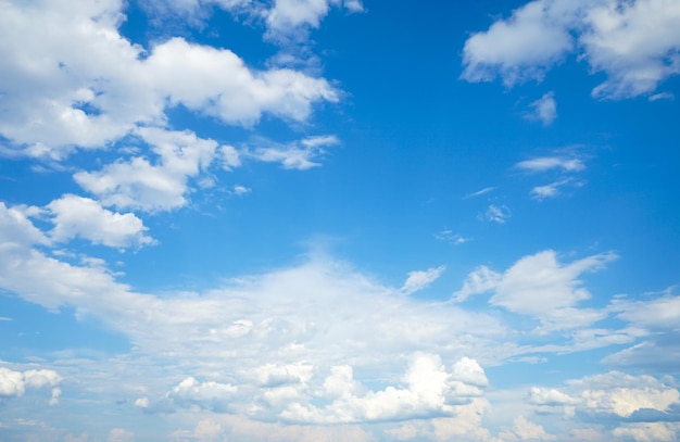 El cielo azul con nubes se puede utilizar como fondo