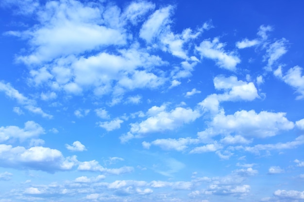 Cielo azul con nubes, puede utilizarse como fondo.