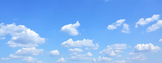 Cielo azul con nubes, puede utilizarse como fondo.