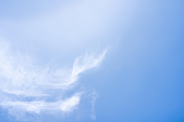 Un cielo azul con nubes que dice "nube"