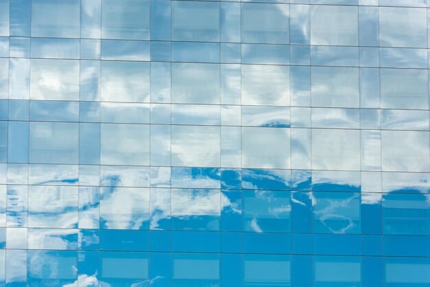 Cielo azul y nubes reflejadas en el edificio de oficinas