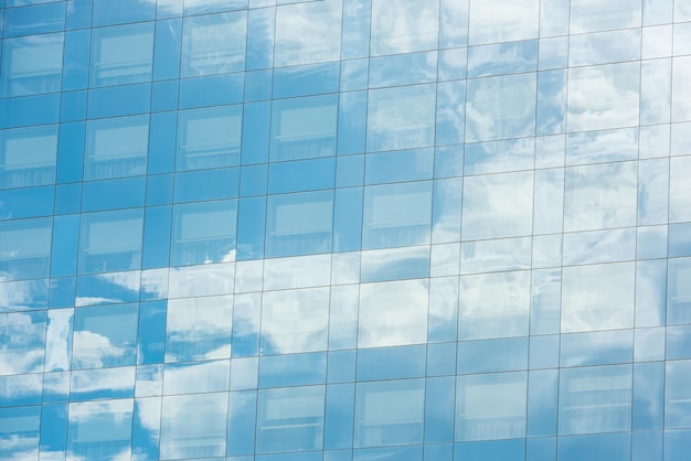 Cielo azul y nubes reflejadas en el edificio de oficinas