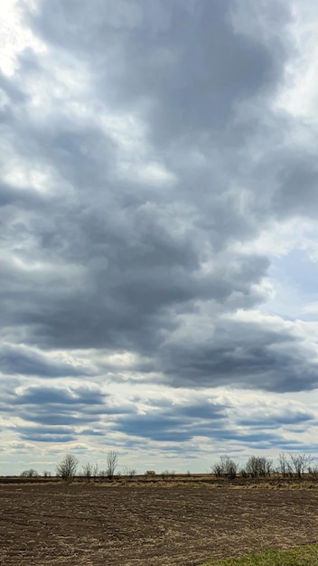 Cielo azul con nubes Salida por carretera de los territorios ocupados Guerra en Ucrania Escape del agresor Terror y genocidio