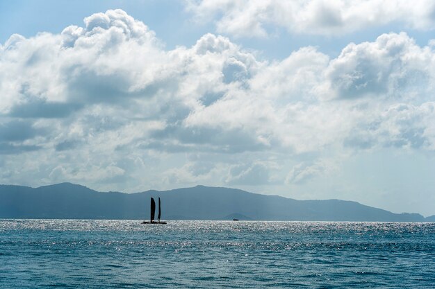 Cielo azul con nubes sobre el agua de mar. Composición de la naturaleza. Tailandia