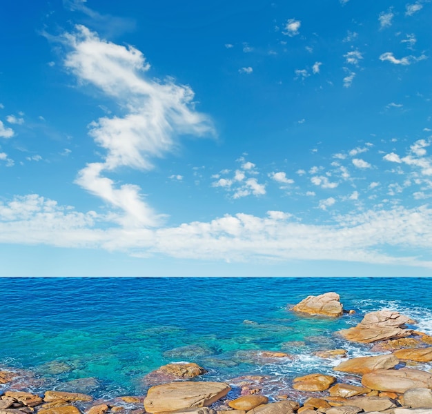 Cielo azul con nubes sobre Costa Paradiso