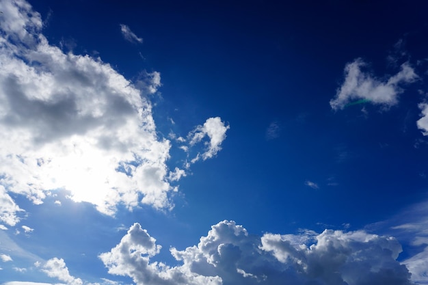 El cielo azul con nubes y el sol brilla durante el día en verano