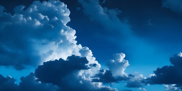 Un cielo azul con nubes y un sol brillando a través de él