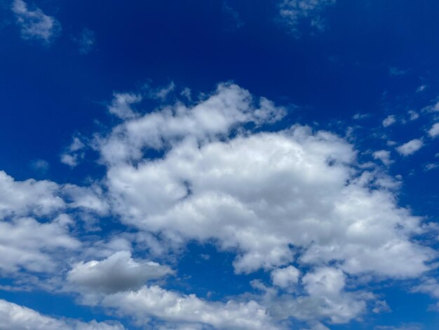 Cielo azul con nubes Sol brillante en un cielo azul Cielo con copyspace