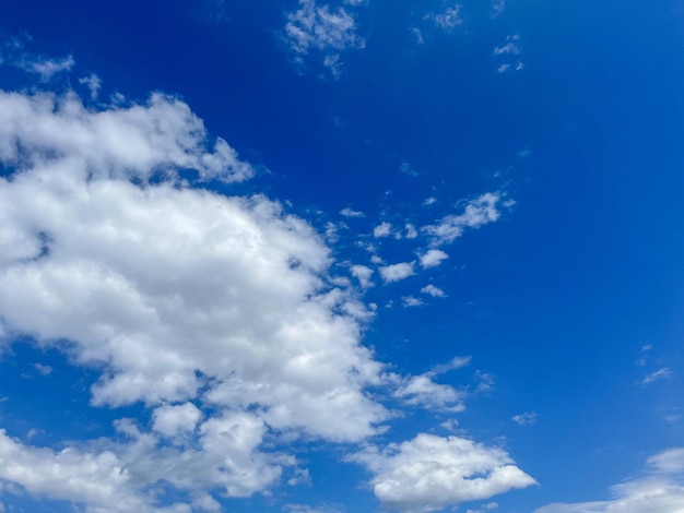 Cielo azul con nubes Sol brillante en un cielo azul Cielo con copyspace