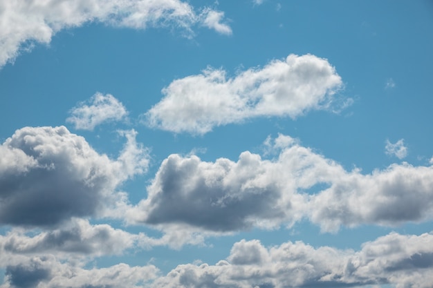 Cielo azul con nubes y sol closeup