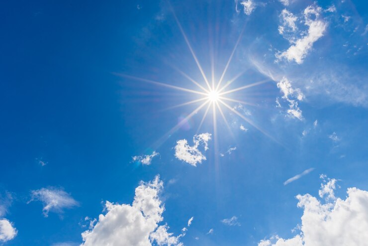 Cielo azul con nubes y sol