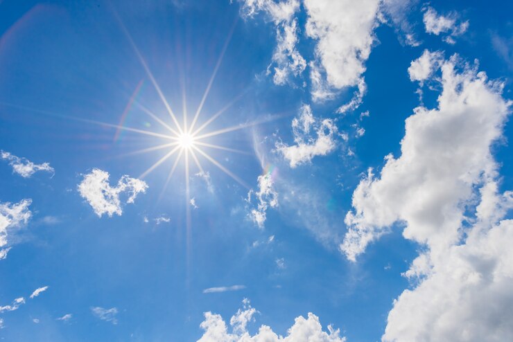Cielo azul con nubes y sol
