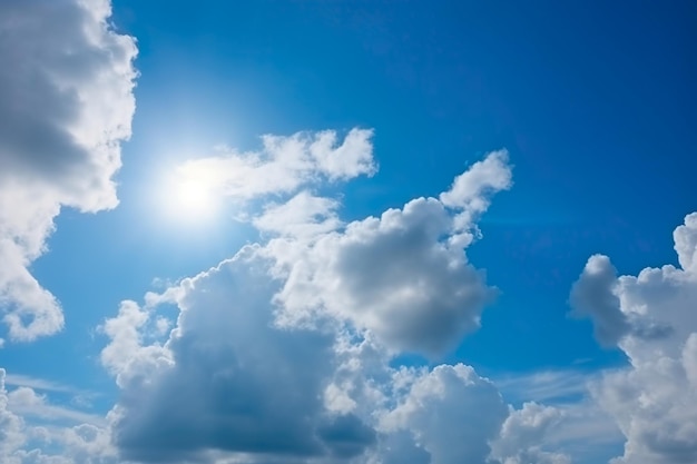 Un cielo azul con nubes y un sol.