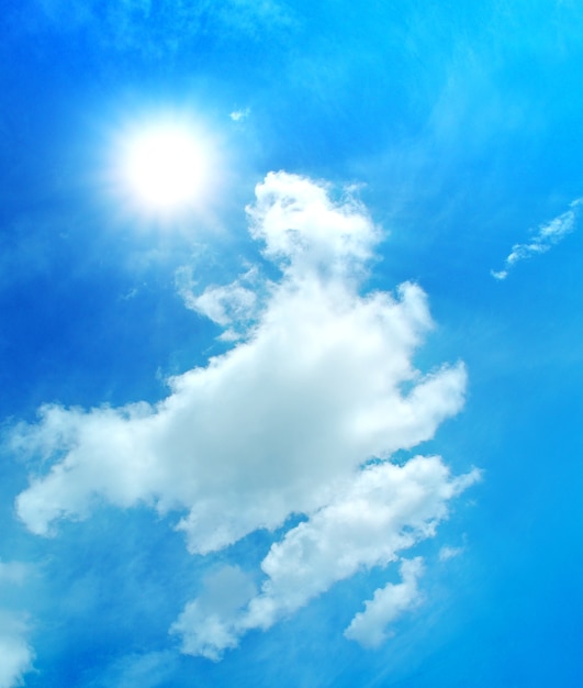 Foto cielo azul con nubes y sol.