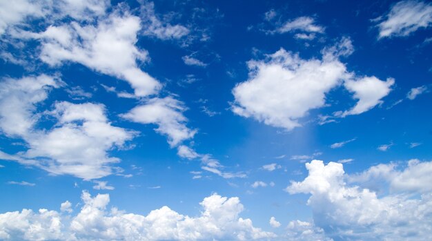 Cielo azul con nubes y sol