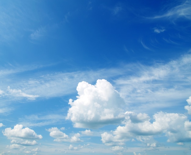 Cielo azul con nubes y sol