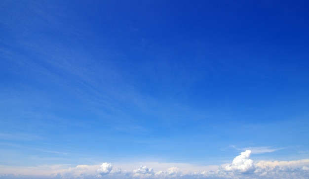 Cielo azul con nubes y sol