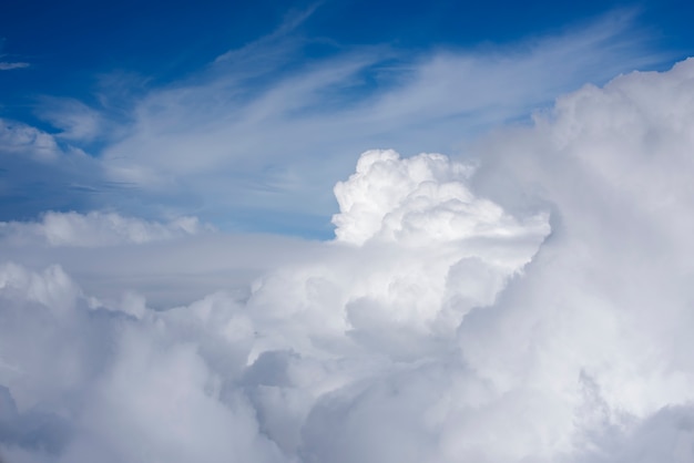 El cielo azul y las nubes son hermosos