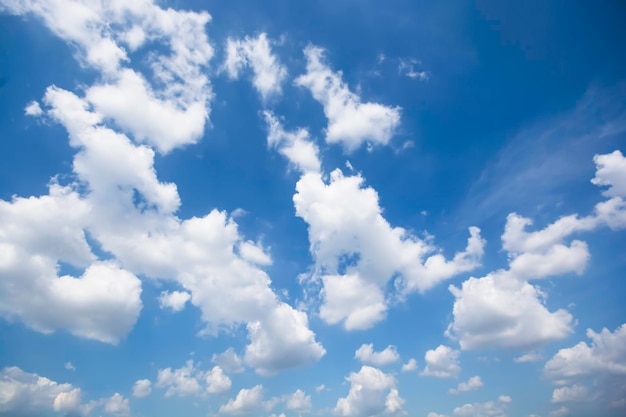 Cielo azul nubes suaves hermoso día