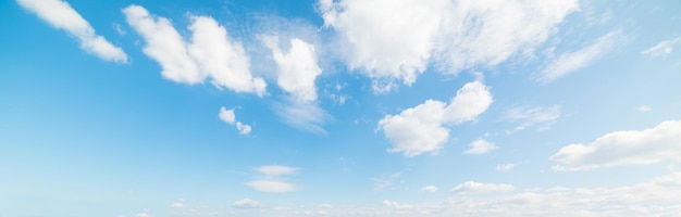 Cielo azul y nubes suaves