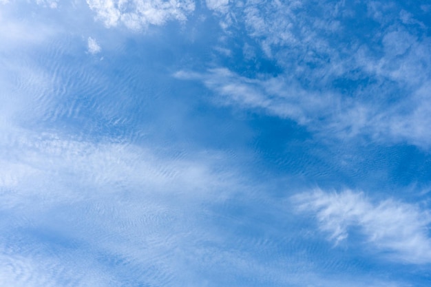 Un cielo azul con nubes tenues