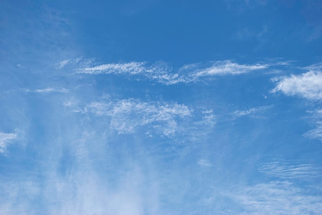 Un cielo azul con nubes tenues