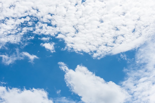 Cielo azul con nubes tiempo de luz solar. hora del día del sol del verano. concepto de fondo y textura de la naturaleza.